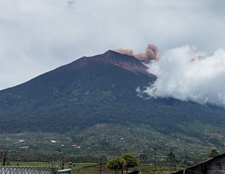 71gunung-kerinci-keluarkan-abu-vulkanik.jpg