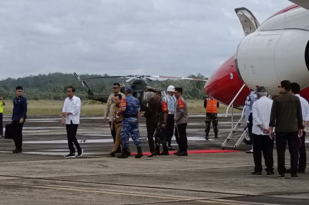 al_haris_sambut_kedatangan_jokowi_di_jambi.jpg