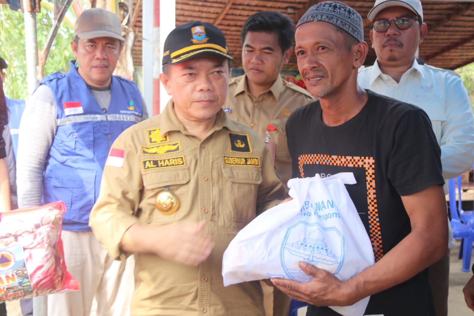 Gubernur Al Haris Serahkan Bantuan Sosial Korban Kebakaran Rumah di Desa Sungai Itik