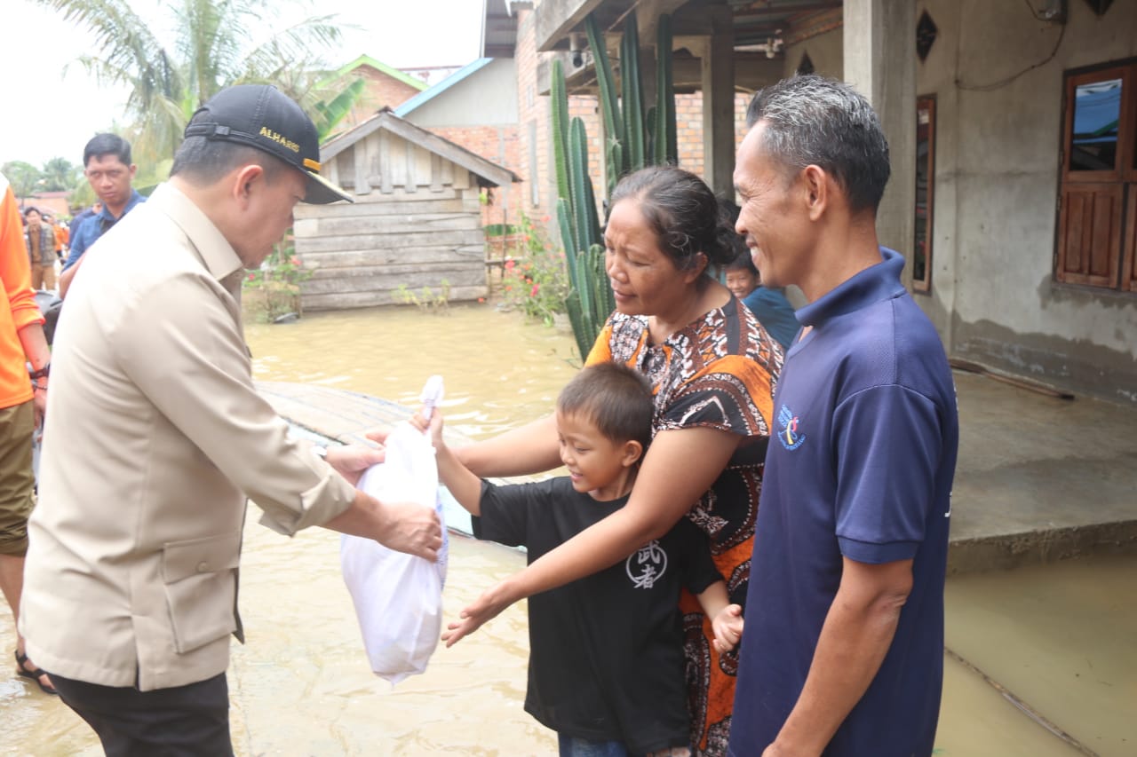 Gubernur Al Haris Pastikan Kebutuhan Korban Banjir Terpenuhi