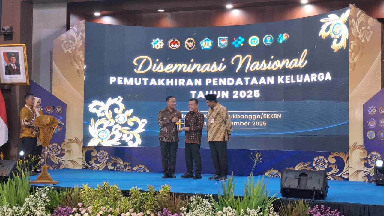 Hadiri Diseminasi Nasional Pemutakhiran Pendataan Keluarga 2025, Gubernur Al Haris Terima Penghargaan dari BKKBN