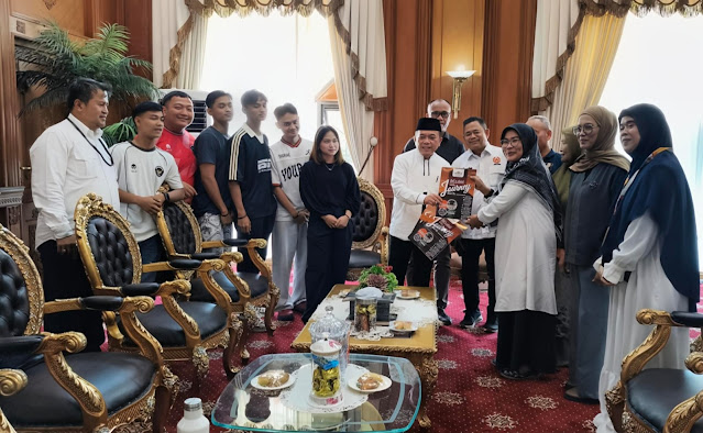 Tepati Janji, Gubernur Al Haris Umrohkan Orang Tua Atlet Peraih Medali Emas PON Aceh–Sumut