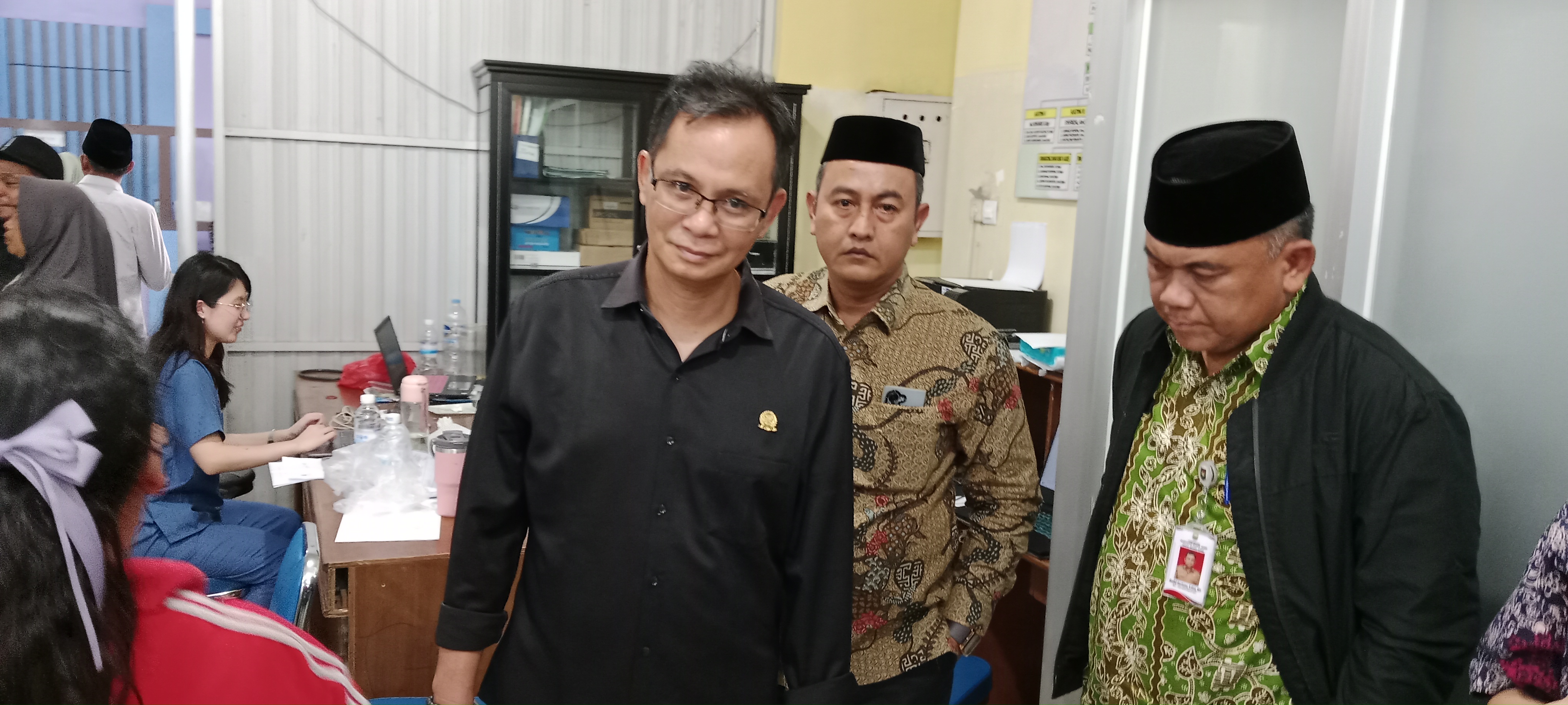 Wakil Ketua DPRD Jurjani Kunjungi Siswa di Muaro Jambi Diduga Keracunan Massal Usai Santap MBG