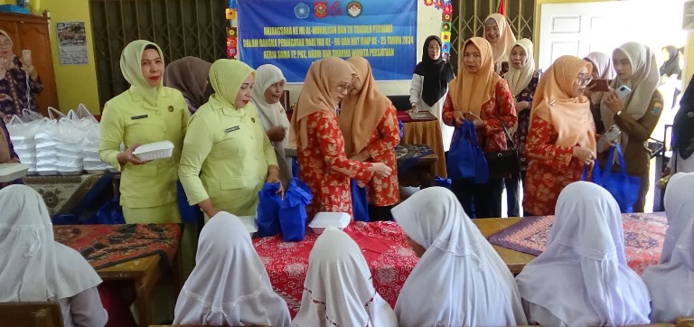 Peringati Hari Ibu, BKOW Provinsi Jambi Gelar Aksi Sosial Serahkan Bingkisan untuk Anak-Anak