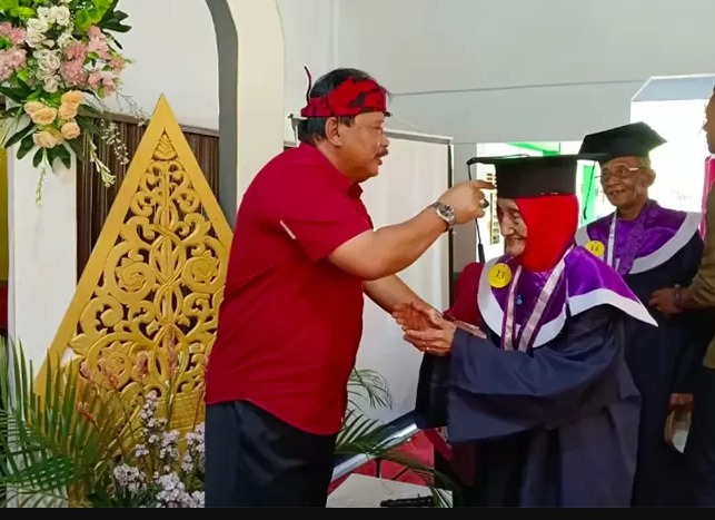 45 Lansia di Nganjuk Lulus Sekolah dan Diwisuda