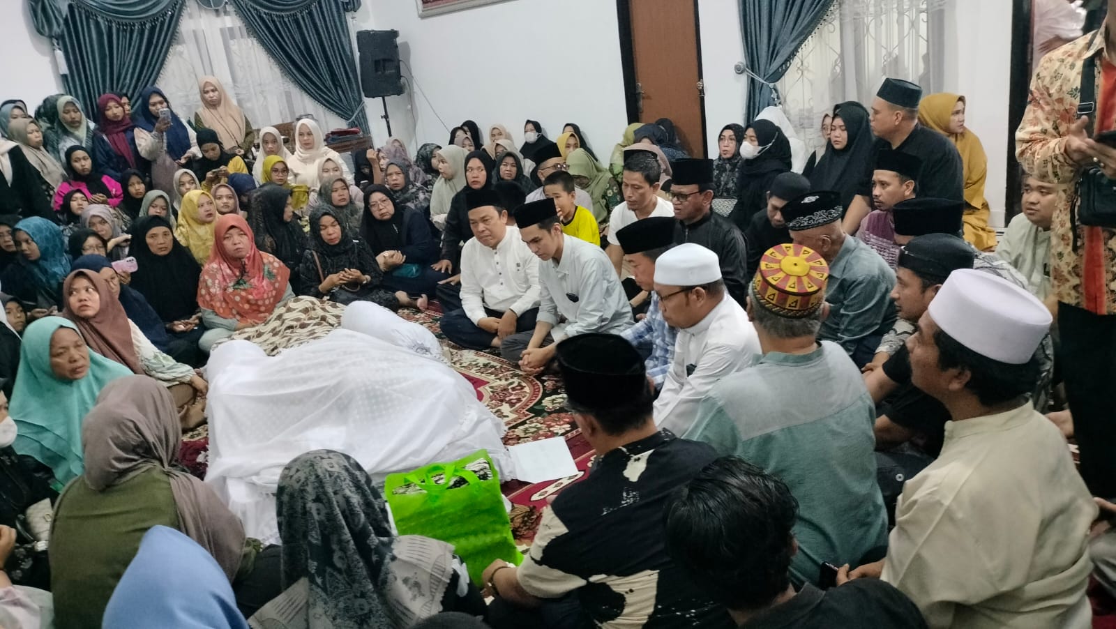 Melayat ke Rumah Duka Rektor UIN Alm Prof Asad Isma, Al Haris: Beliau jadi Panutan