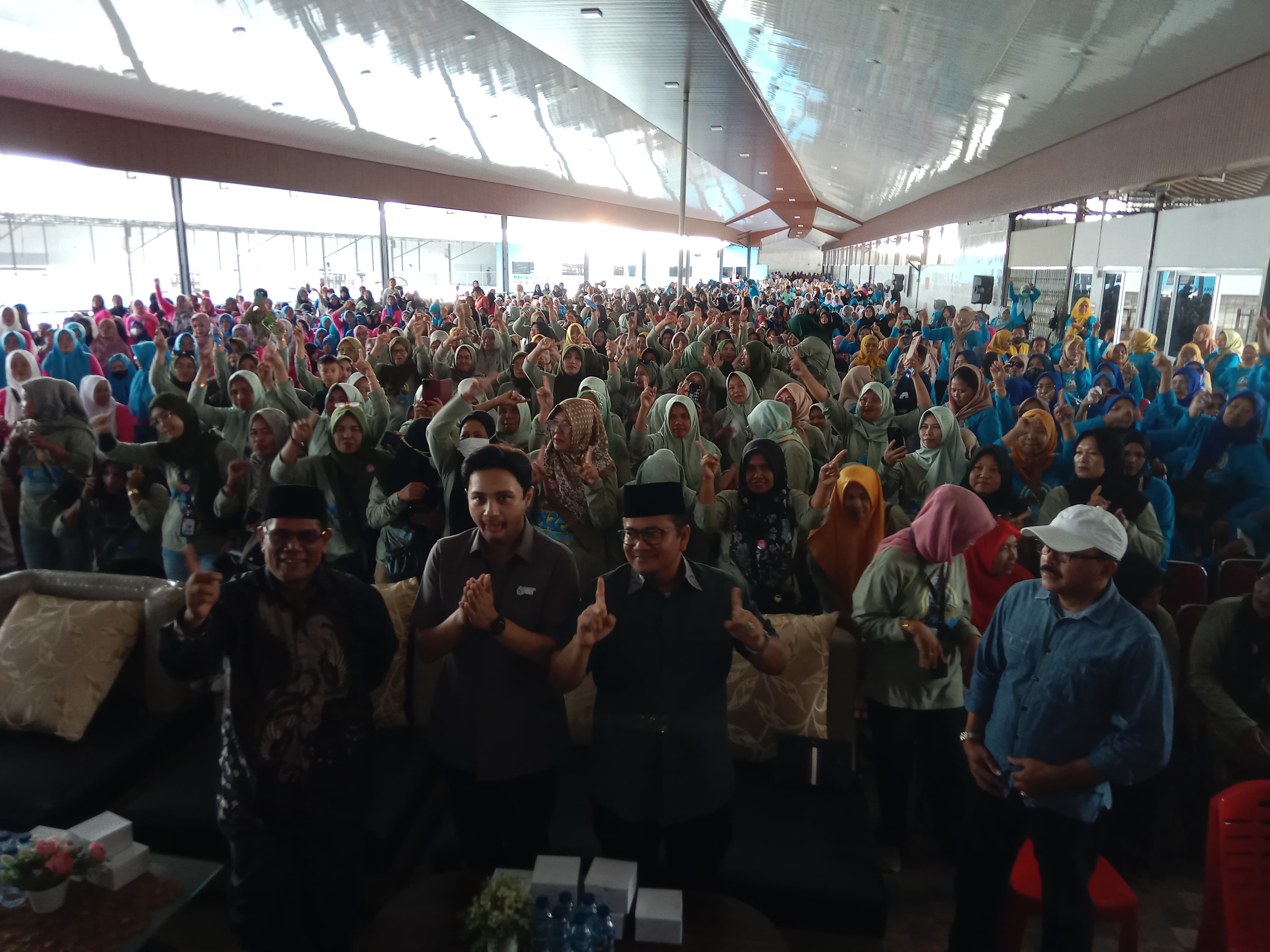 Gelombang Dukungan Tak Terbendung! Relawan Emak-Emak Maulana-Diza Terus Bertambah!