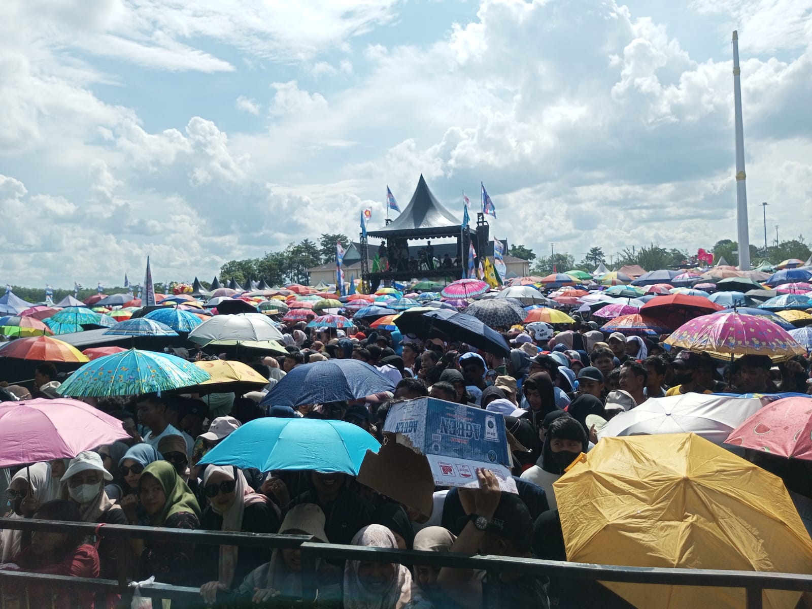 Puluhan Ribu Warga Bungo Hadiri Kampanye Akbar Haris - Sani