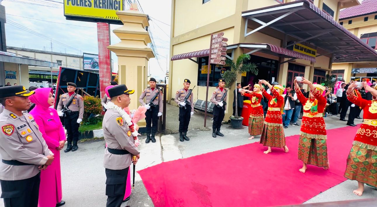 Jabat Kapolres Kerinci, Kedatangan AKBP Arya Tesa Brahmana Disambut Tarian dan Tradisi Pedang Pora