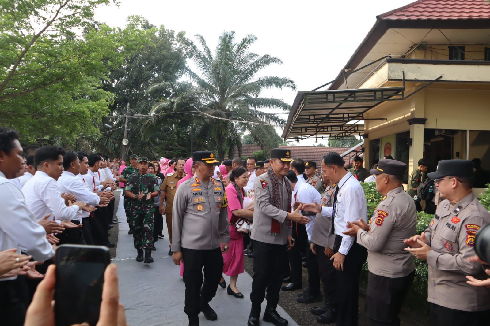 Tatap Muka Kapolda Irjen Pol Krisno saat Kunker di Polres Muaro Jambi : Lakukan Rayonisasi untuk bisa Memback up Polsek