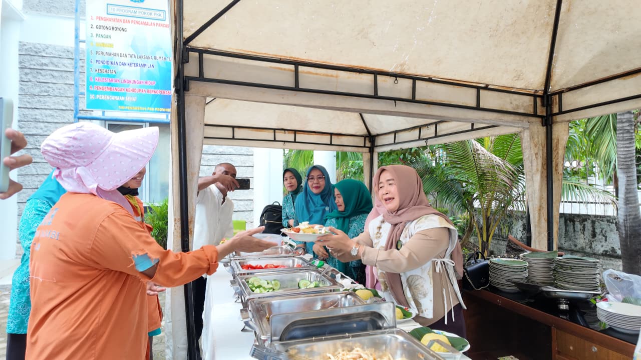 Masyarakat Antusias Sarapan Murah Rp.3000, PKK Jambi Kian Diminati