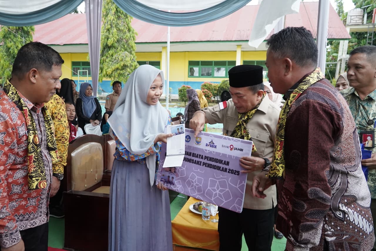 Gubernur Al Haris Serahkan 531 Bantuan Dumisake Pendidikan untuk  Kabupaten Tebo