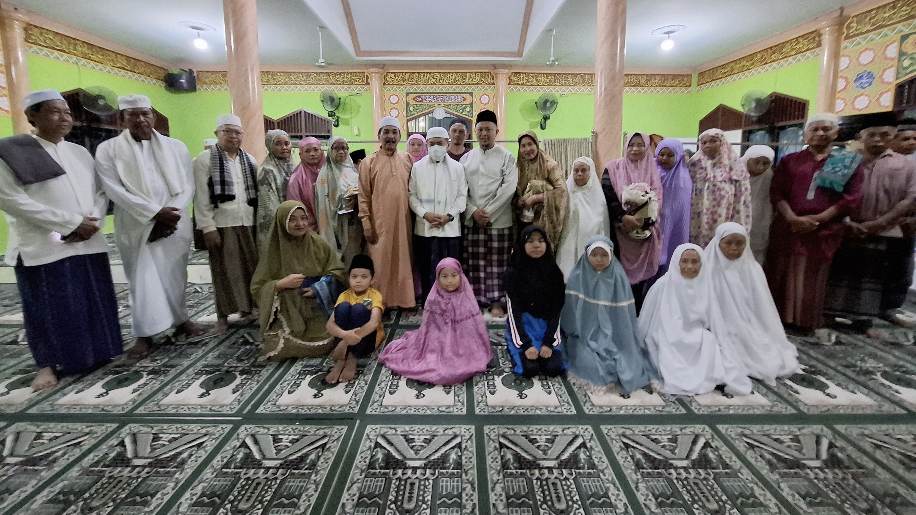 Gubernur Al Haris Safari Subuh di Masjid Al Hakim Jelutung, Serahkan Bantuan dan Santunan untuk Warga RT 46