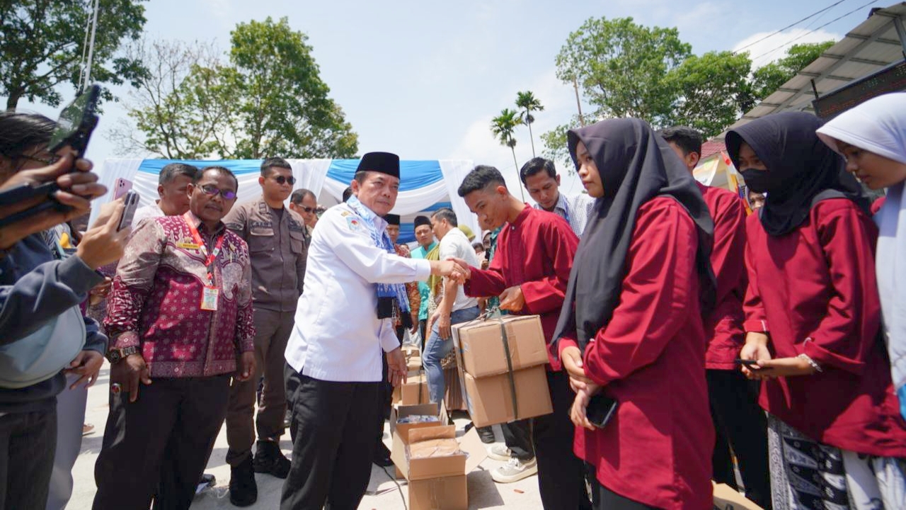Gubernur Al Haris Serahkan Bantuan Seragam Sekolah di SMK 1 Sungai Penuh