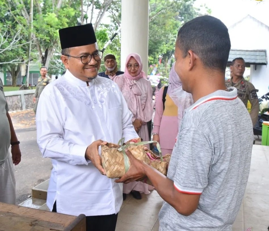 Kurangi Sampah Plastik, Pemkot Jambi Gunakan Besek Untuk Pembungkus Daging