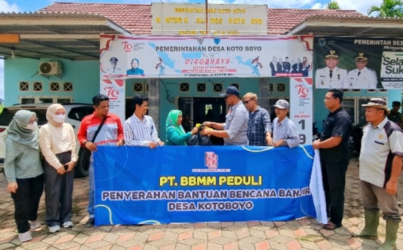 PT BBMM Berikan Ratusan Paket Sembako Kepada Warga Korban Banjir Ditiga Desa di Kecamatan Batin XXIV