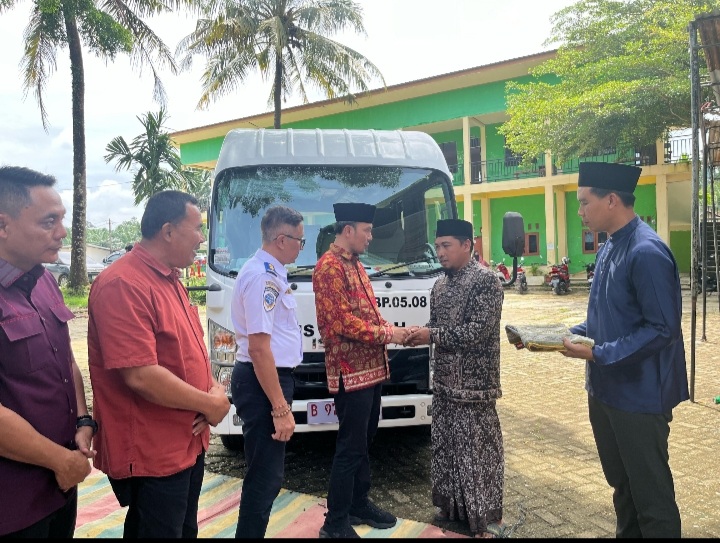 Belum Setahun di DPR RI, Edi Purwanto Wujudkan Aspirasi Miliki Bus Sendiri Ponpes di Singkut