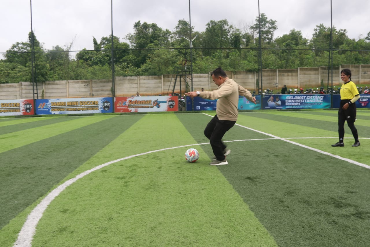 Gubernur Al Haris Buka Pertandingan Mini Soccer Piala Gubernur 2025
