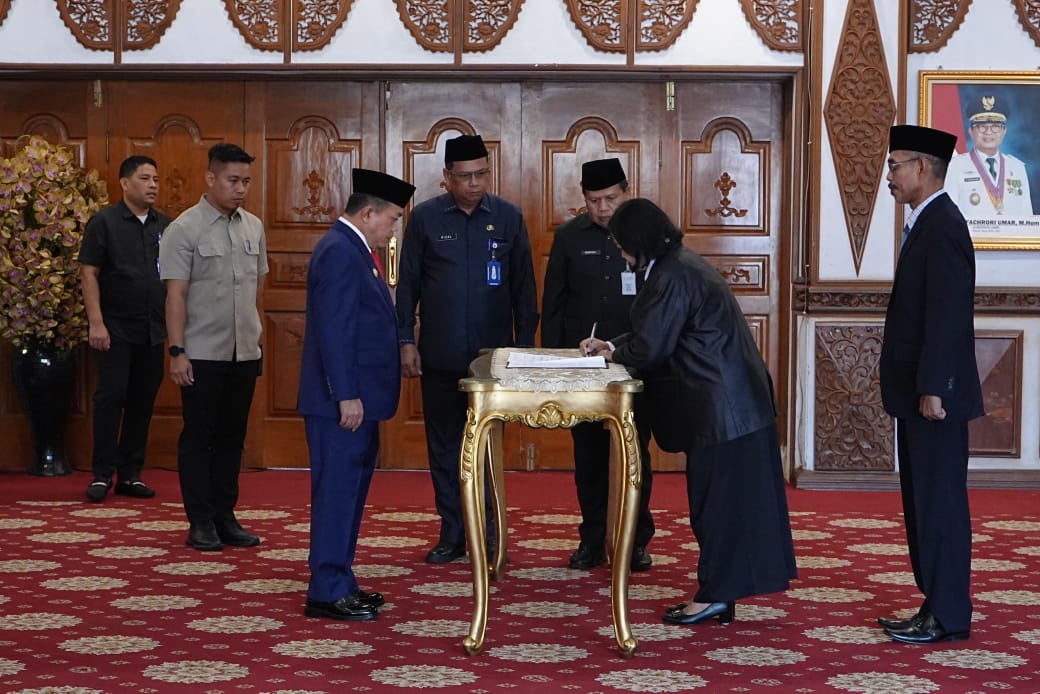 Gubernur Lantik Kepala Sekolah dan Pejabat Fungsional, Al Haris: Dorong Maksimalkan Program Pengembangan SDM