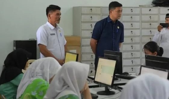 Pastikan PPDB Berjalan Transparan, Ketua DPRD Hafiz Pantau Pelaksanaan Tes CAT SMAN Titian Teras Jambi