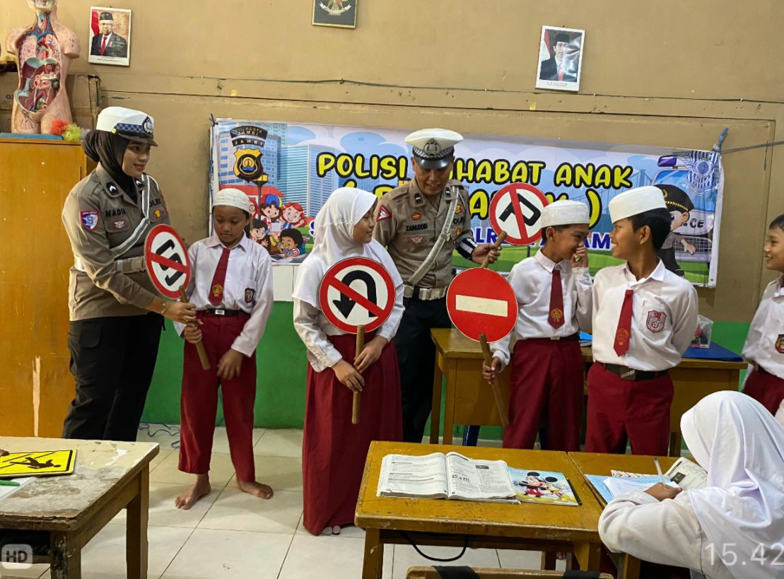 Polisi Sahabat Anak, Satlantas Polresta Jambi Berikan Penyuluhan dan Edukasi Keselamatan Berlalu Lintas di MI Khairiyah
