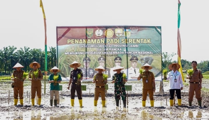 Komitmen Sukseskan Program Swasembada Pangan Nasional, Kodim 0416/Bute Ikuti Penanaman Padi Serentak Se-Provinsi Jambi
