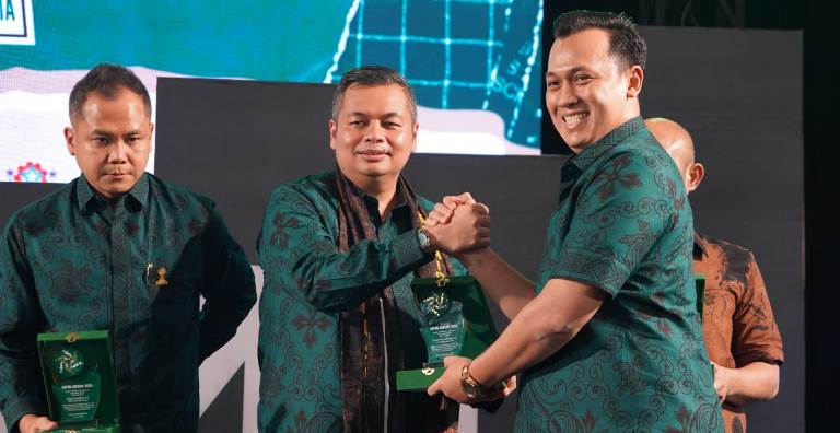 Ketua DPRD Kota Jambi Kemas Faried Alfarelly Terima Penghargaan HIPMI Award