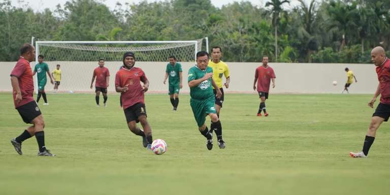 Gubernur Al Haris Cetak Sejarah! Hattrick Perdana di Stadion Swarnabhumi pada Pembukaan Gubernur Cup Jambi 2026