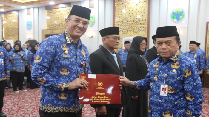 Terima Satyalancana Karya Satya XXX Tahun, Bukti Dedikasi Ariansyah dan John Eka Powa jadi ASN