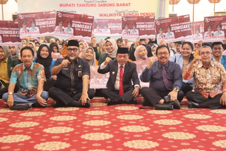 Gubernur Al Haris Serahkan 376 Beasiswa Dumisake untuk Mahasiswa S1 dan S3