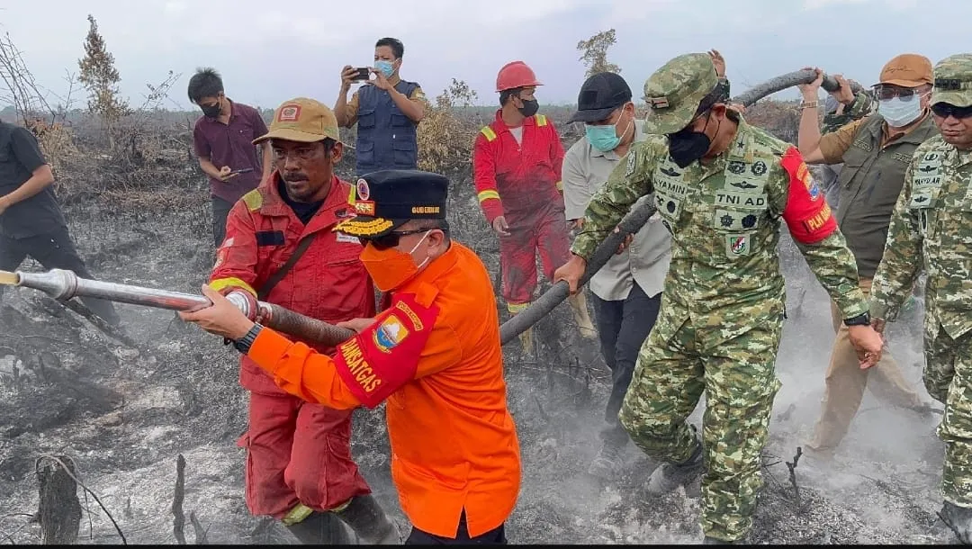 Gubernur Al Haris Berjibaku Padamkan Karhutla di Muaro Jambi, Dorong Masyarakat Manfaatkan Program PLTB