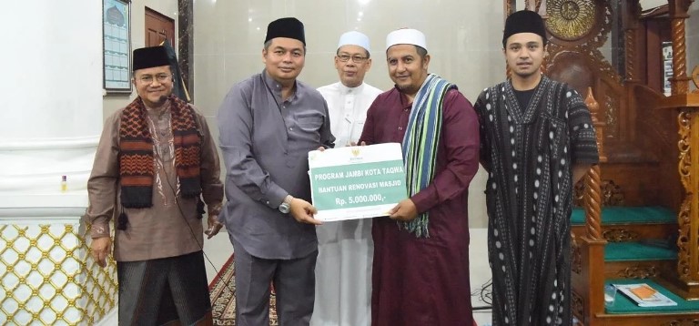Ketua DPRD Kemas Faried Alfarelly Dampingi Wali Kota Safari Ramadan, Serahkan Bantuan Renovasi Masjid
